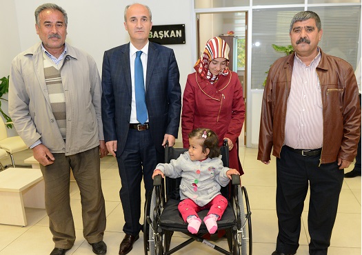 Dulkadirolu Belediye Bakan Necati Okay, kk Fatmagl'e tekerlekli sandalye hediye etti.