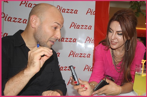 Rnesans Holdingin sponsorluunda Piazza AVMde kitaplarn imzalayan ak romanlarnn nl kalemi Kahraman Tazeolu, 