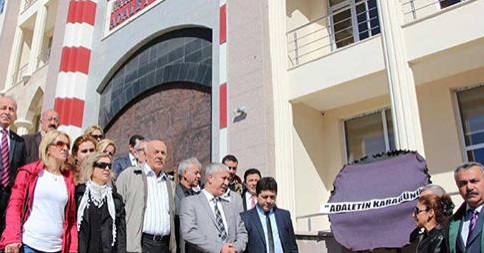 Cumhuriyet Halk Partisi (CHP) Kahramanmara l Bakanl, adliye nne siyah elenk brakt.