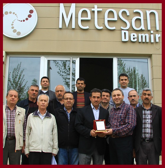 Uurluevler Sitesi sakinleri, oturduklar sitenin mteahhidi Mehmet Temizdemir'e Teekkr Plaketi verdi.