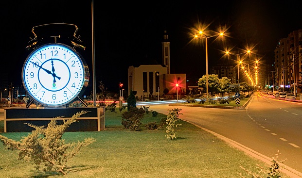 Kahramanmara Merkez Onikiubat Belediyesi tarafndan kavaklara yerletirilen saatler, estetik grntsyle caddelere renk katt.