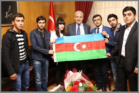 Kahramanmarata eitim gren Azerbaycanl rencilerinden oluan gurup Kahramanmara Valisi Mustafa Hakan Gveneri makamnda ziyaret ettiler.