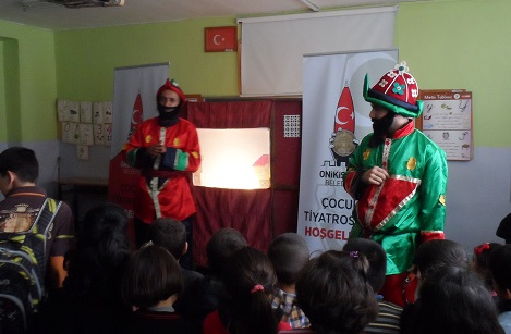 Onikiubat Belediyesi,  her okul bir tiyatro sloganyla iledeki 35 ilkokulda geleneksel orta oyunlarmzdan Hacivat-Karagz rencilerle buluturuyor. 