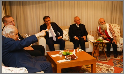 Cumhurbakan Recep Tayyip Erdoan, beraberinde Kahramanmara milletvekili Mahir nal ile birlikte yazar Nuri Pakdil'e nceki akam srpriz bir ev ziyaretinde bulundu.