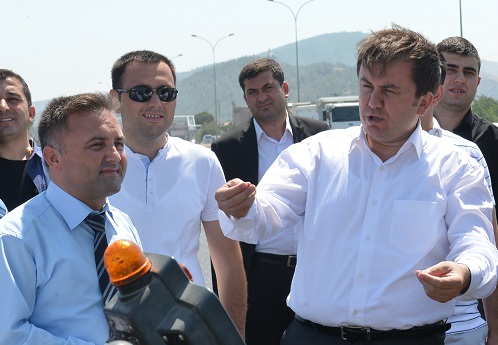 Kahramanmara Bykehir Belediye Bakan Fatih Mehmet Erko, asfalt almalarn yerinde inceleyerek bilgiler ald.