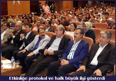 iir leninde Ak Parti Onikiubat le Bakan Av. Ahmet zdemir'in sahnede iir okumas ilgiyle karland ve ayakta alkland.